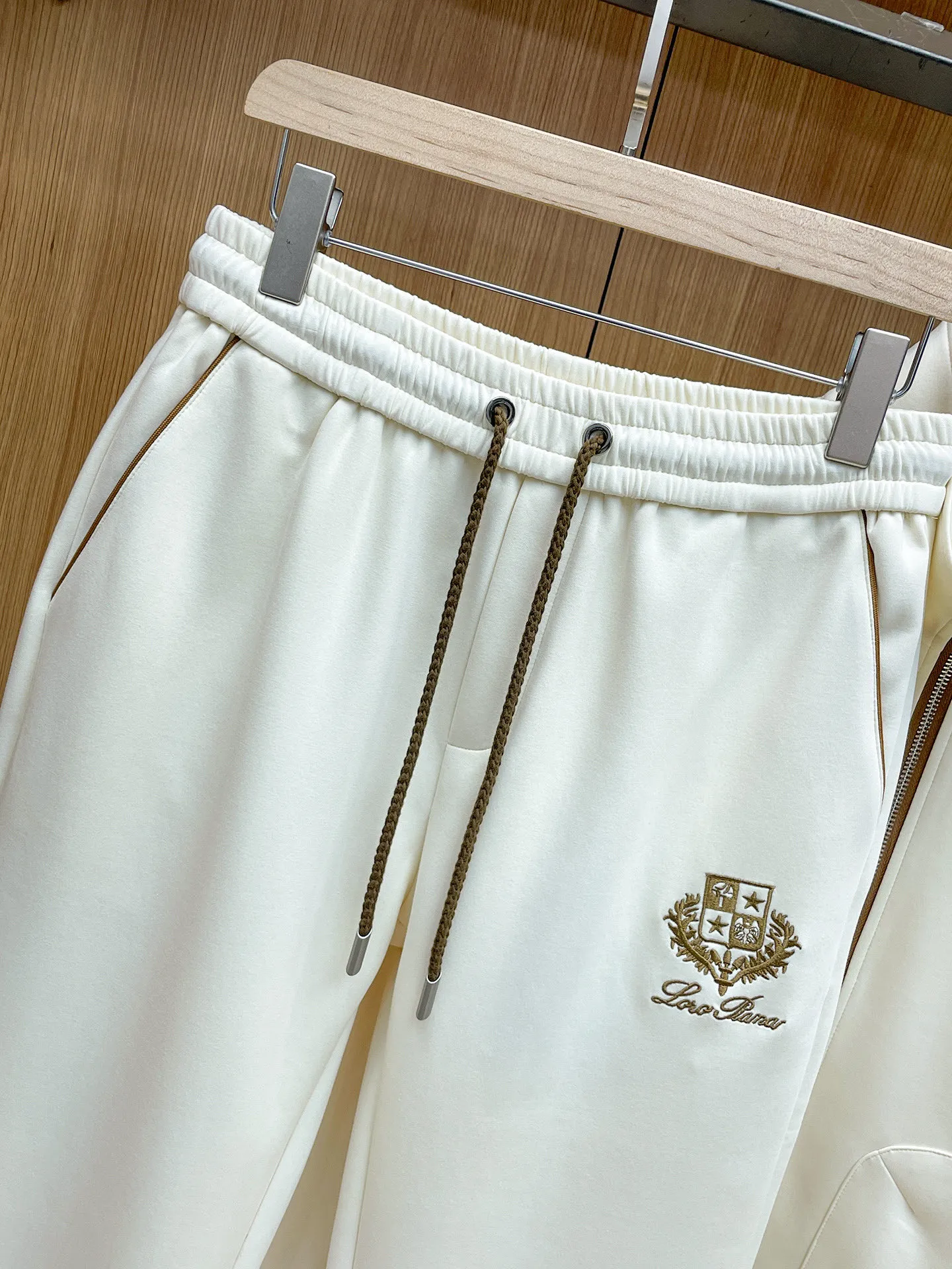 LP New Arrival counter Same Style casual suit, Breathable, comfortable and casual! Full of high-end feel! The details are exquisite and high-end, and the workmanship is impeccable! The original Premium fabric is very high-end! The fabric is crisp and anti-wrinkle Wear-Resistant, warm, neat and stylish. Everyone must buy a set this autumn and winter. They must look cool and cool when wearing them. We especially recommend Sizes M-3XL